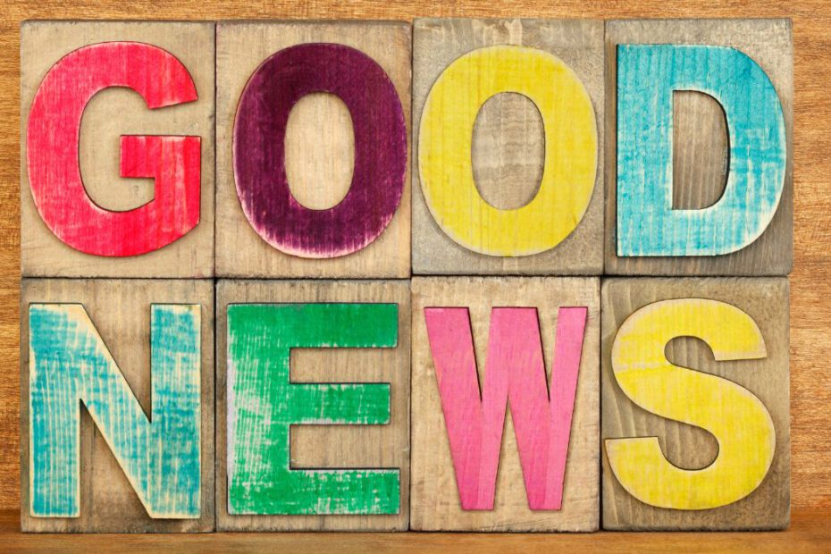 Bunte Buchstaben auf braunem Hintergrund: Good News.